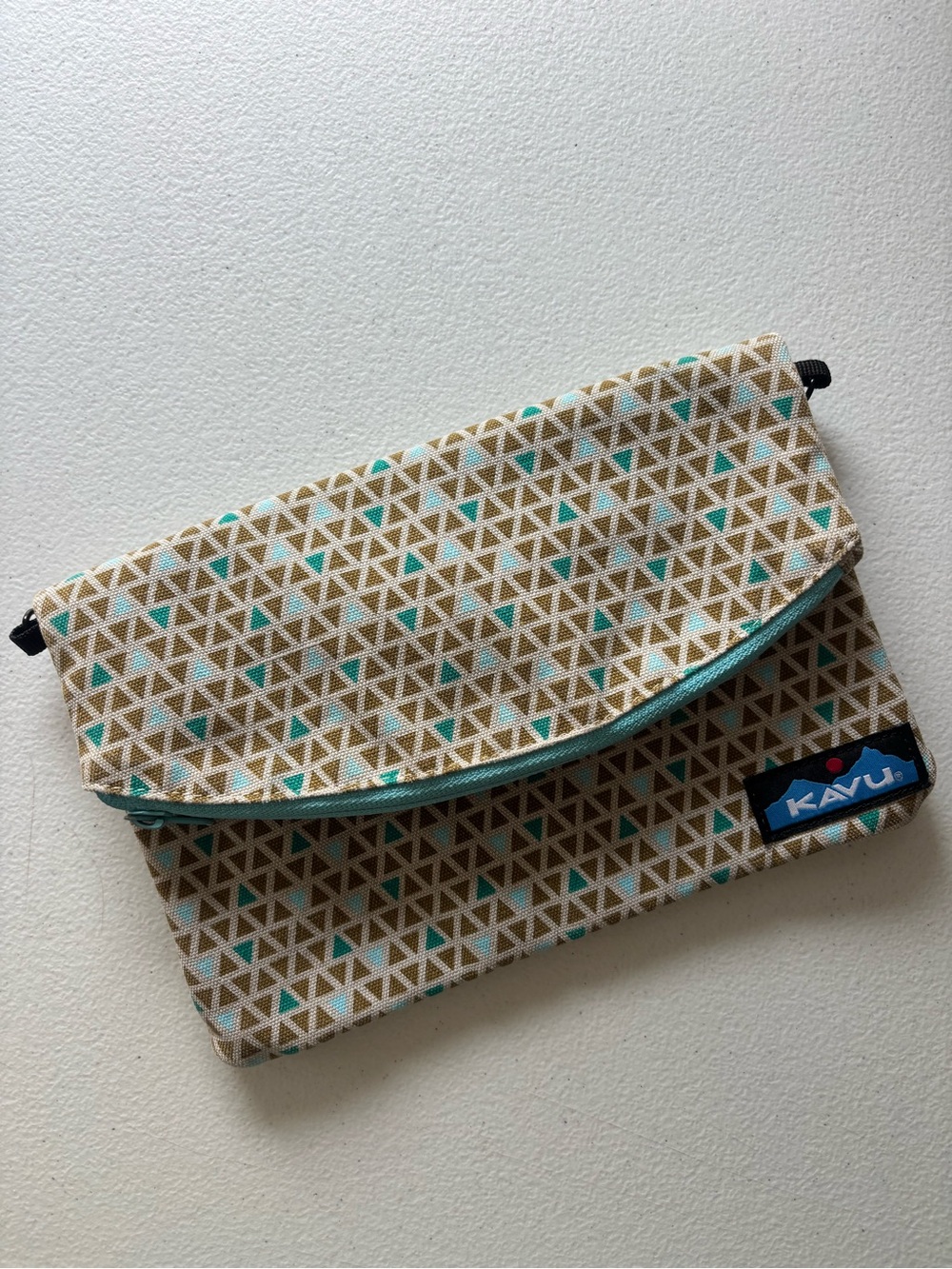 Kavu Beige & Teal Triangle Fold-Over Wristlet Clutch